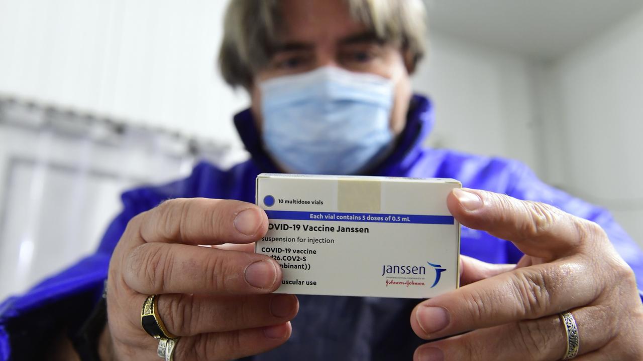 Une soignante montre l'emballage du vaccin contre le Covid de Johnson & Johnson. [EPA/Keystone - Szilard Koszticsak]