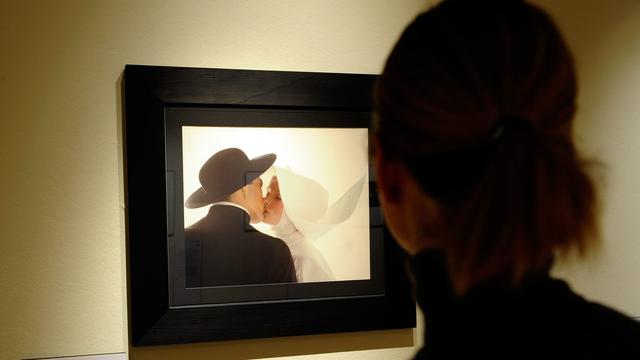 Une image choc du photographe Oliviero Toscani, "Kissing-nun" de 1992, exposée le 3 avril 2008 au Musée de l'Elysée à Lausanne, dans le cadre de l'exposition "Controverses, une histoire juridique et ethique de la photographie". [Keystone - Dominic Favre]