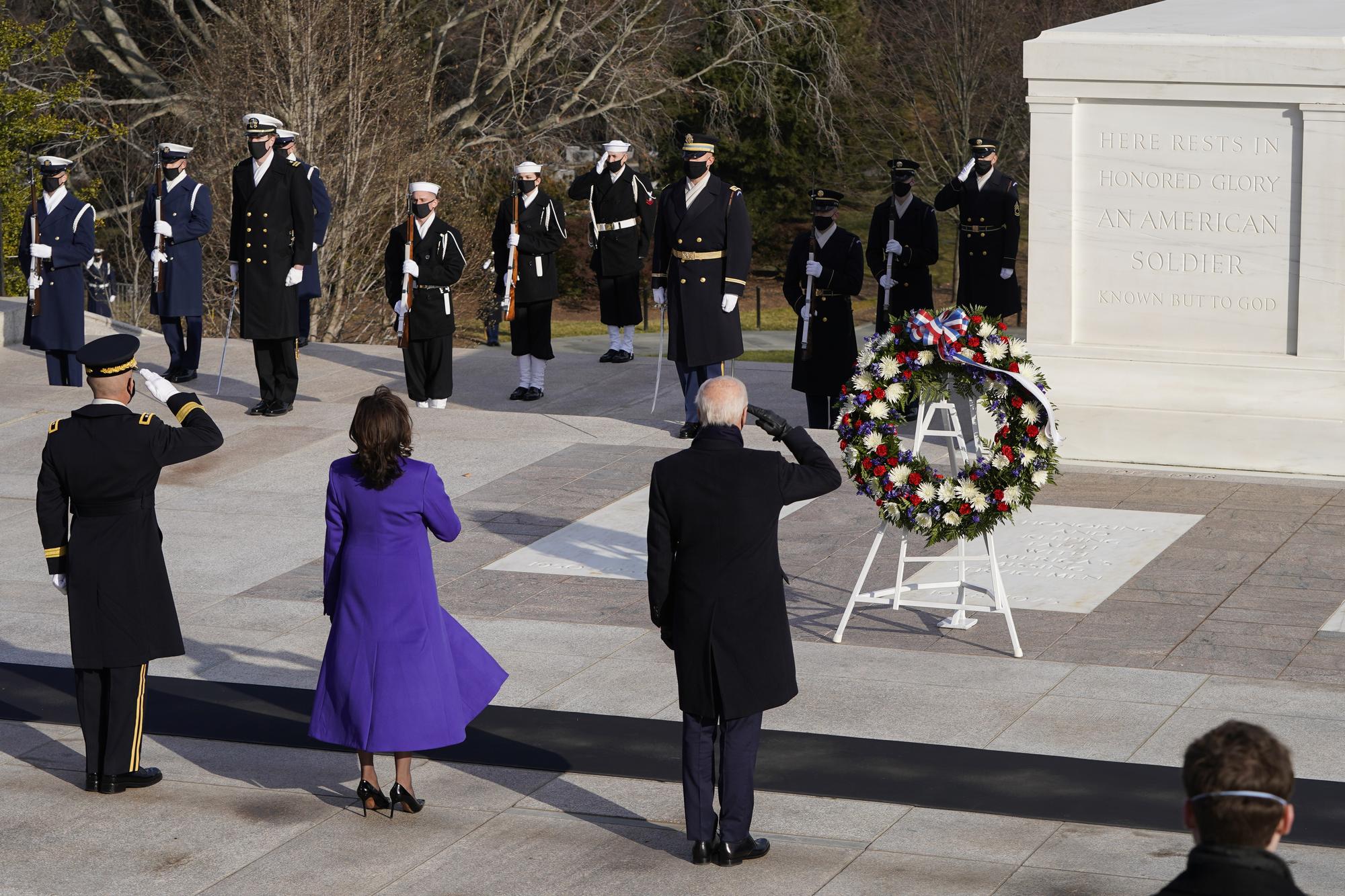 Joe Biden et Kamala Harris se sont recueillis sur la tombe du soldat inconnu au cimetière militaire d'Arlington. [AFP - Joshua Roberts]