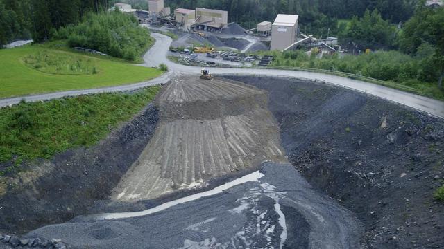 La carrière de Mitholz où des tonnes de boues contaminées ont été déversées. Photo non datée. [Keystone - Blausee AG]