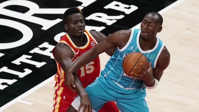 Capela (15) et Atlanta n'ont pas été à la hauteur face à Biyombo (8) et ses coéquipiers. [John Bazemore]