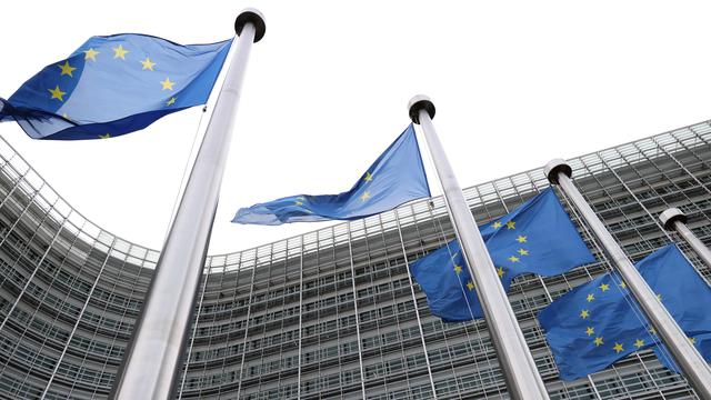 Drapeaux de l'UE devant le bâtiment de la Commission européenne à Bruxelles. [AFP - Dursun Aydemir]