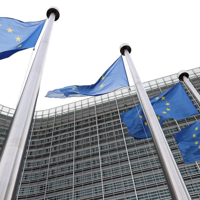 Drapeaux de l'UE devant le bâtiment de la Commission européenne à Bruxelles. [AFP - Dursun Aydemir]