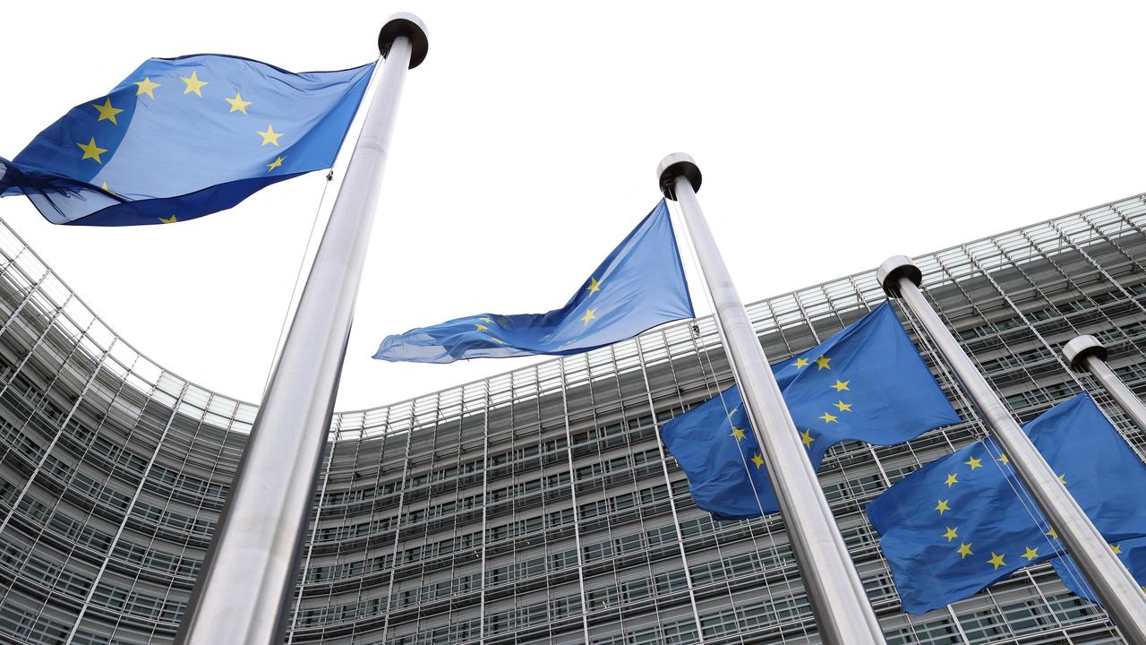 Drapeaux de l'UE devant le bâtiment de la Commission européenne à Bruxelles. [AFP - Dursun Aydemir]
