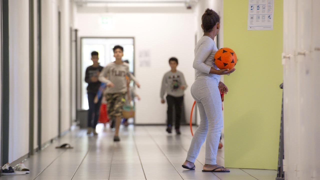 Des enfants jouent dans un centre temporaire d'asile à Balerna, le 8 octobre 2020. [Keystone/Ti-Press - Francesca Agosta]