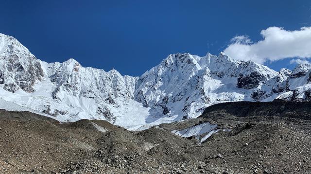 Le glacier 24K, dans les monts Kangri Karpo, au sud-est du plateau tibétain, octobre 2019. 
img avec CP WSL
Marin Kneib
Institut WSL [Institut WSL - Marin Kneib]