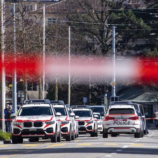 Des policiers patrouillent autour du gymnase de Beaulieu après une alerte à la bombe le mercredi 24 mars 2021 a Lausanne. [Keystone - Jean-Christophe Bott]