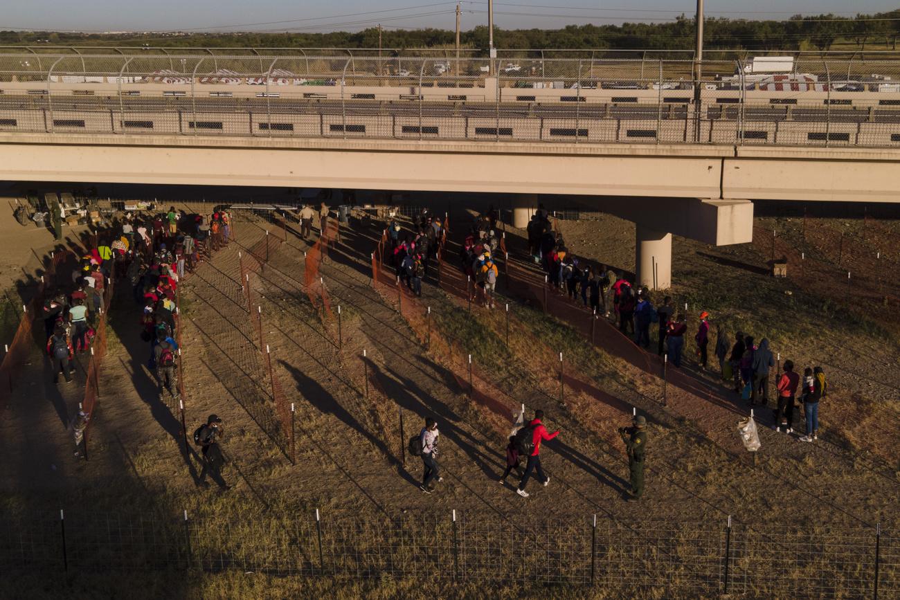 Des milliers de migrants haïtiens s'étaient regroupés à la frontière texane. [Keystone - Julio Cortez]