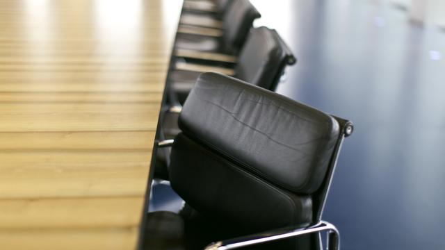 Des chaises dans une salle de conférence. [Keystone - Gaetan Bally]