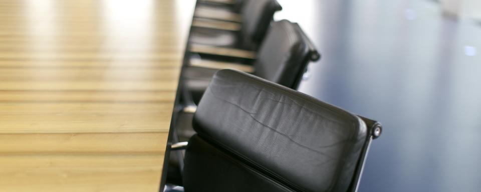 Des chaises dans une salle de conférence. [Keystone - Gaetan Bally]