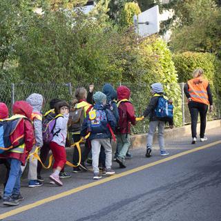 Des enfants se rendent a l'école en Pedibus en 2019 à Epalinges. [Keystone - Sandra Hildebrandt]