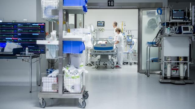 Un patient Covid pris en charge dans une unité de soins intensifs au CHUV de Lausanne en novembre 2020. [Keystone - Jean-Christophe Bott]