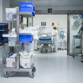 Un patient Covid pris en charge dans une unité de soins intensifs au CHUV de Lausanne en novembre 2020. [Keystone - Jean-Christophe Bott]
