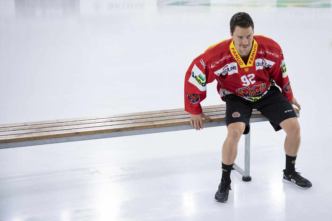 Gaëtan Haas: un retour sur le banc pour prendre la pose avant de griffer la glace avec Bienne. [KEYSTONE - Peter Klaunzer]