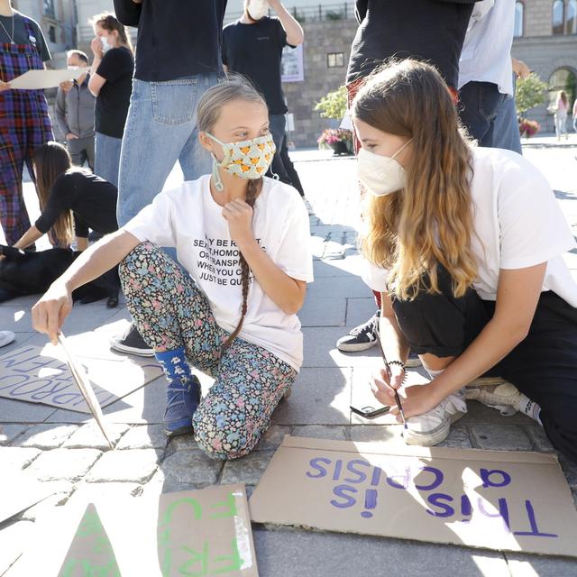 L'activitste allemande Luisa Neubauer et Greta Thunberg devant le Parlement suédois à Stockholm, le 20 août 2021. [EPA/Keystone - Christine Olsson]