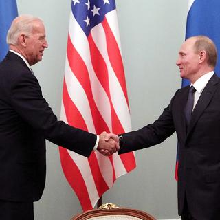 Poignée de main entre Joe Biden, vice-président américain à l'époque, et Vladimir Poutine, Premier ministre russe à ce moment-là, le 10 mars 2011 à Moscou. [EPA/Keystone - Maxim Shipenkov]