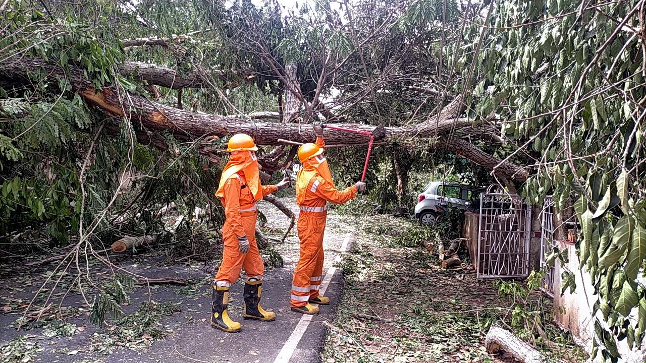 Les forces nationales indiennes de réponse aux désastres en pleine opération à Bombay, le 17 mai 2021. [Keystone/epa - Indian National Disaster Response Force (NDRF)]