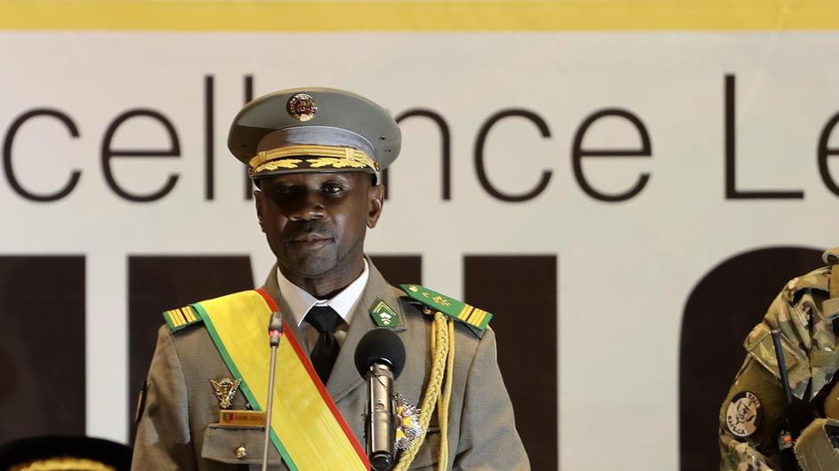 Le colonel Assimi Goita (à gauche), président de transition, lors de sa prestation de serment à Bamako, au Mali, le 7 juin 2021. [Keystone - Hadama Diakite]