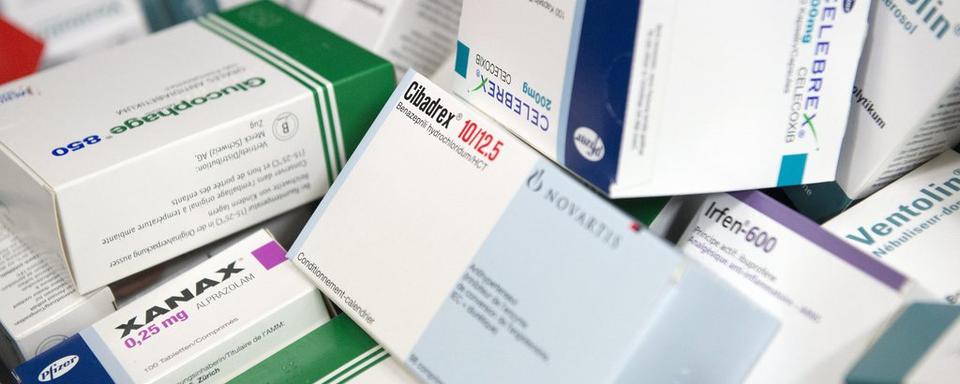 Le Parlement n'arrive pas à se mettre d'accord sur la baisse des prix des médicaments. [Keystone - Peter Schneider]