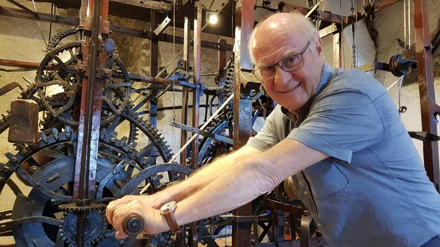 Markus Marti, remonte manuellement chaque jour depuis 30 ans le mécanisme de la fameuse "Zytglogge" (ou Tour de l'Horloge) de Berne, horloge astronomique datant  du XVIe siècle.