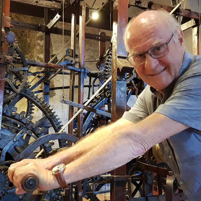 Markus Marti, remonte manuellement chaque jour depuis 30 ans le mécanisme de la fameuse "Zytglogge" (ou Tour de l'Horloge) de Berne, horloge astronomique datant  du XVIe siècle.