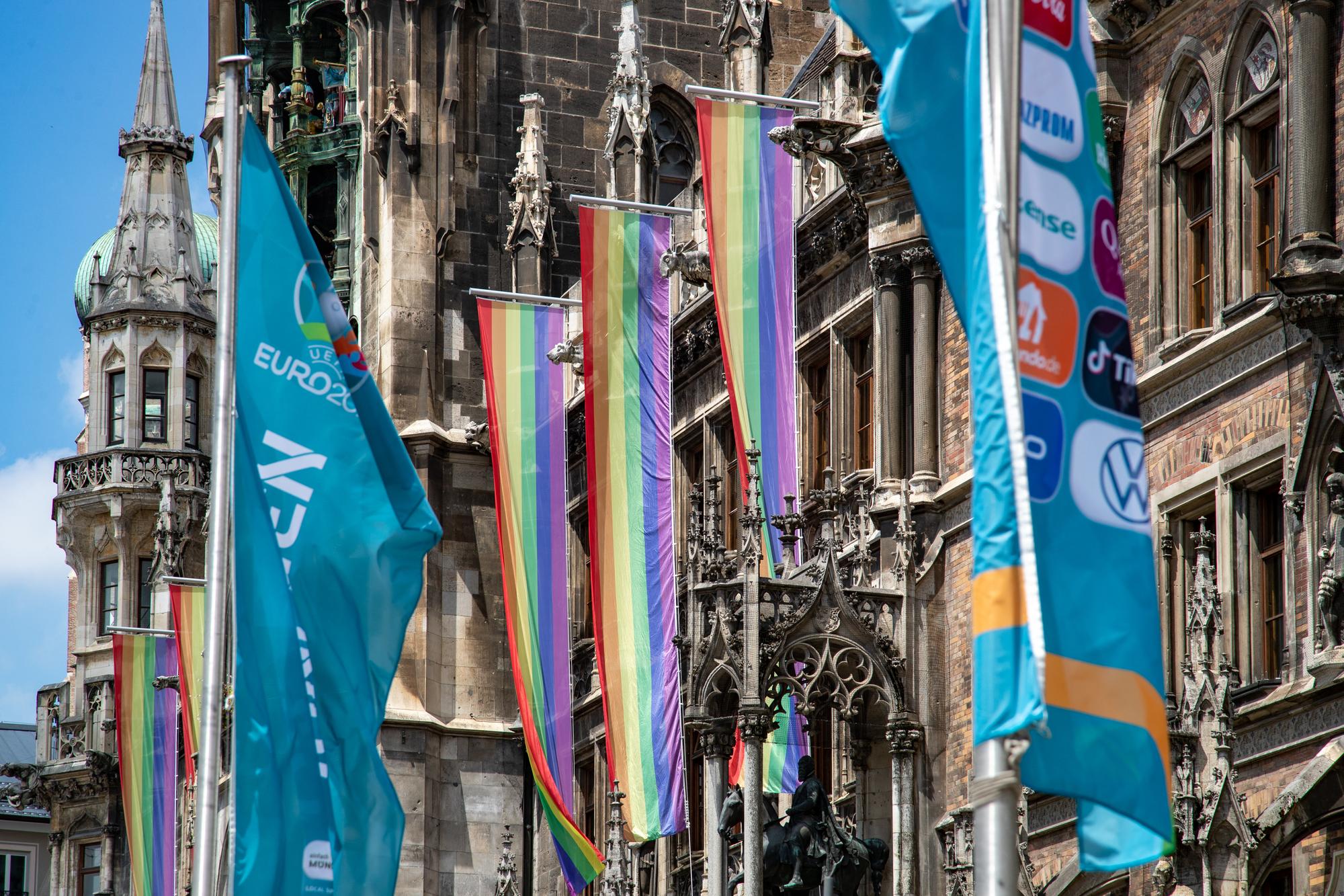 Des drapeaux LGBT accrochés sur les façades de l'Hôtel de ville de Munich, le 23 juin 2021. [AFP - Alexander Pohl / NurPhoto]
