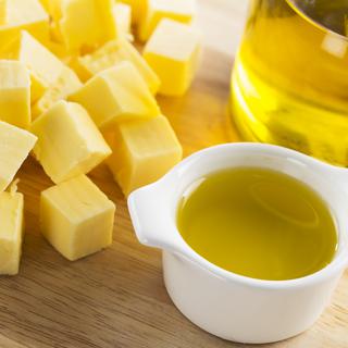 Certaines huiles sont-elles moins grasses que le beurre? [Depositphotos - charlotteLake]