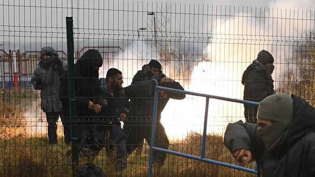 Les forces de sécurité polonaises ont fait usage de gaz lacrymogène pour repousser des migrants qui tentaient de traverser la frontière depuis la Biélorussie. [Sputnik via AFP - Viktor Tolochko]