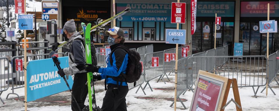 Des skieurs sans la station de ski de Verbier. [Keystone - Jean-Christophe Bot]