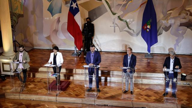 Les candidats à l'élection présidentielle chilienne Gabriel Boric (G), pour le Frente Amplio, Yasna Provoste (2-G), Parti démocrate-chrétien, Sebastian Sichel (C), Chile Vamos, Eduardo Artes (R), Union Patriotica, et Marco Enriquez-Ominami (2-R), Parti progressiste, sur scène lors du débat à la Maison centrale de l'Université du Chili, à Santiago, Chili, le 1er novembre 2021. [EPA/ Keystone - Alberto Valdes]