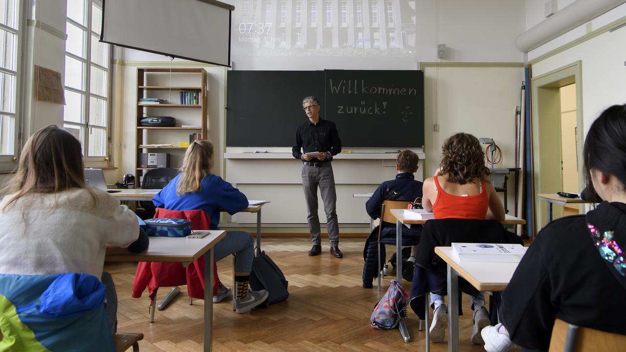 Le canton de Berne poursuivra pendant trois semaines après la rentrée des classes du 16 août les tests à grande échelle dans ses écoles. [Keystone - Anthony Anex]