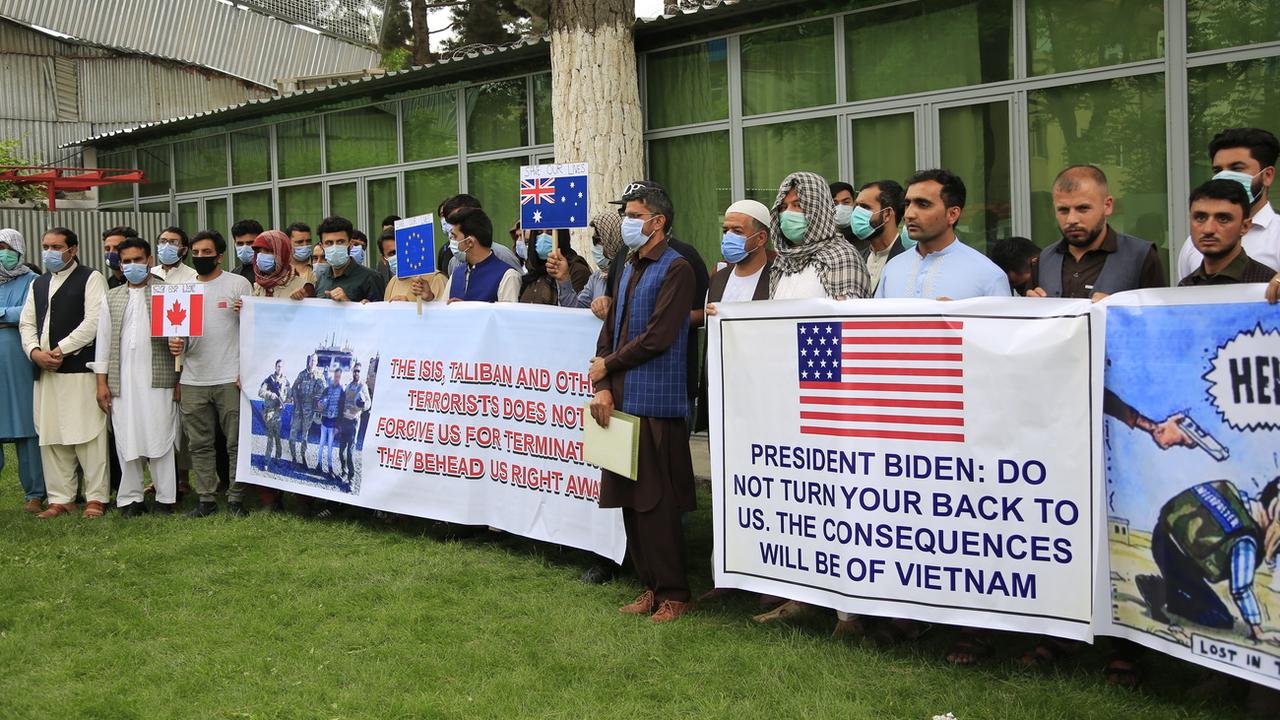Des anciens interprètes afghans demandent de l'aide au gouvernement américain et à l'OTAN. [Keystone/AP Photo - Mariam Zuhaib]