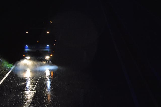 L'autoroute A16 dans le Jura a dû être nettoyée avant de pouvoir rouvrir à la circulation. [RTS - Gaël Klein]