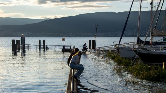 L'eau monte dans le port de Cudrefin, sur le lac de Neuchâtel. [Keystone - Jean-Christophe Bott]