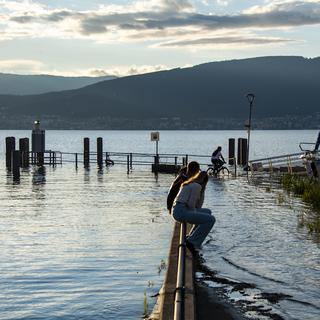 L'eau monte dans le port de Cudrefin, sur le lac de Neuchâtel. [Keystone - Jean-Christophe Bott]