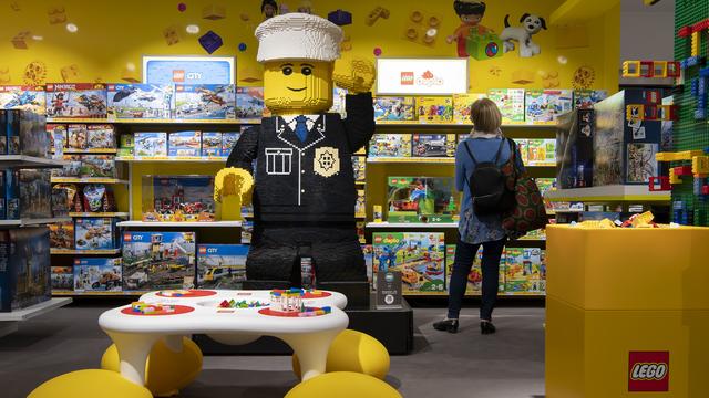 Des rayons remplis de produits Lego dans un magasin à Berne en 2019. [Keystone - Anthony Anex]