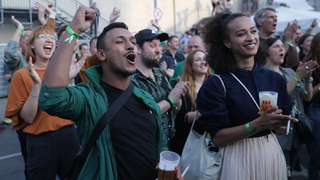 Des sympathisants des Verts à la fête du parti lors des élections législatives allemandes, le 26 septembre 2021. [DPA/Keystone - Christoph Soeder]