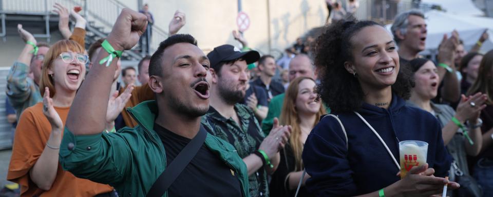 Des sympathisants des Verts à la fête du parti lors des élections législatives allemandes, le 26 septembre 2021. [DPA/Keystone - Christoph Soeder]