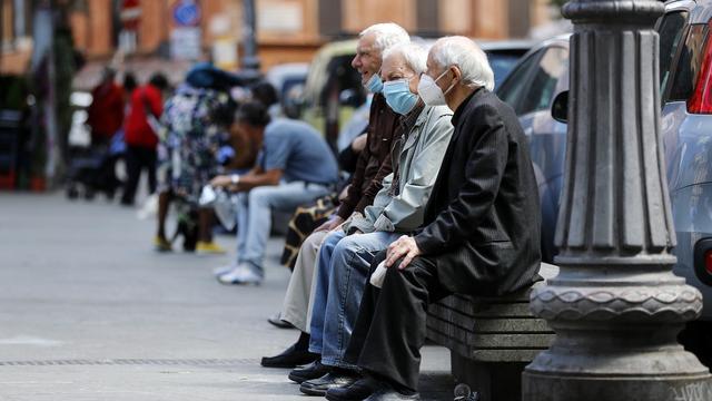 Les aînés ont particulièrement souffert durant la pandémie. [EPA/Keystone - Riccardo Antimiani]