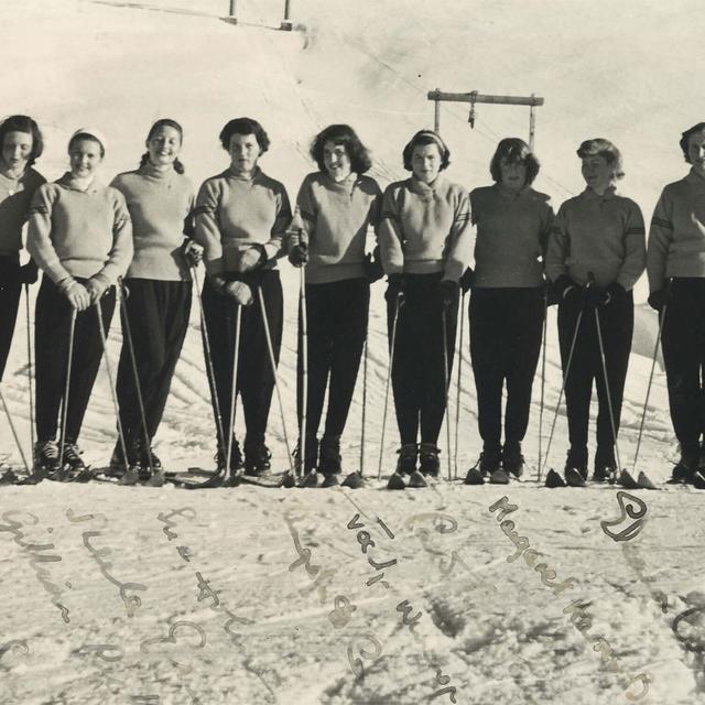 Moniteur et monitrices de l'Ecole suisse de ski à Villars, années 1960.