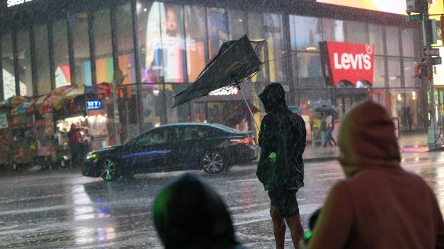 Des pluies torrentielles et des crues éclair ont frappé jeudi New York, où sept personnes ont trouvé la mort, au passage des restes de l'ouragan Ida qui sème le chaos dans le nord-est des Etats-Unis. [ANADOLU AGENCY VIA AFP - TAYFUN COSKUN]