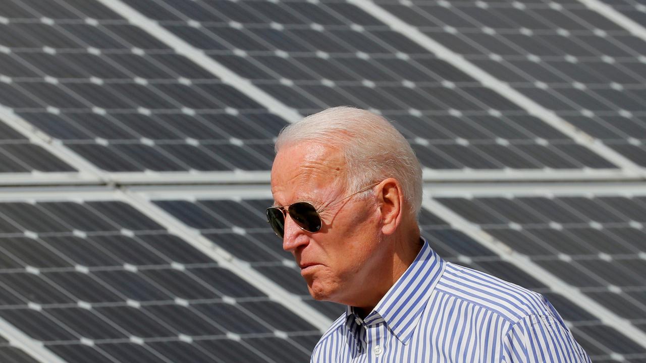 L'actuel président des Etats-Unis Joe Biden marchait au milieu des panneaux solaires en 2019 dans le New Hampshire. [Brian Snyder]