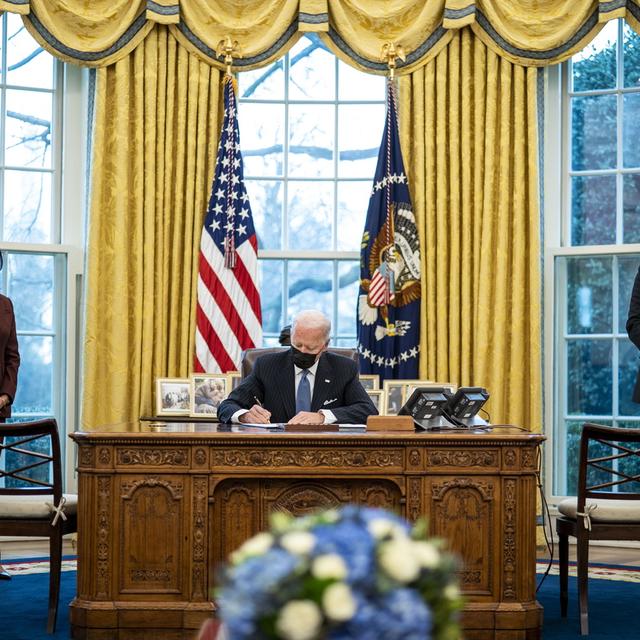 Joe Biden dans le Bureau ovale à la Maison Blanche. [Keystone - EPA/Doug Mills]