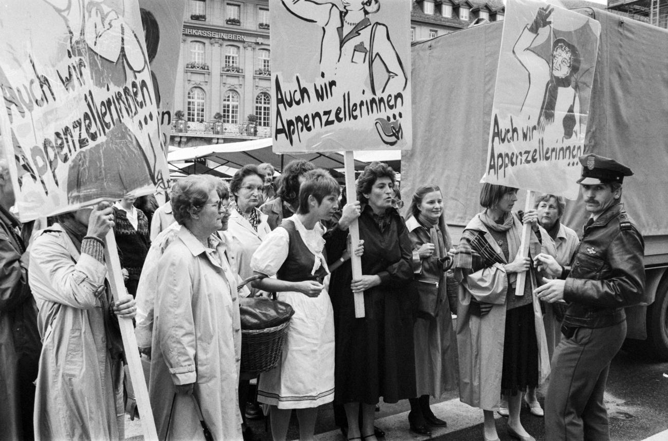 Des Appenzelloises manifestent à Berne en septembre 1983 pour obtenir à leur tour le droit de vote cantonal. [Keystone/Str - STR]