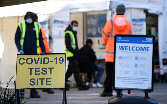 L'entrée d'un centre de test PCR à Londres. [EPA/Keystone - Andy Rain]