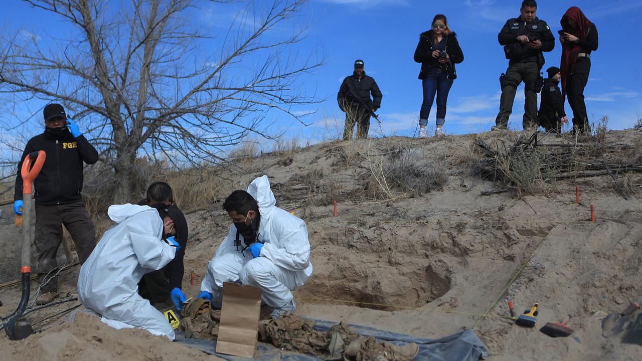Des experts forensiques analysent une tombe clandestine à Ciudad Juarez, au Mexique, le 28 janvier 2021. [Keystone/epa - Luis Torres]