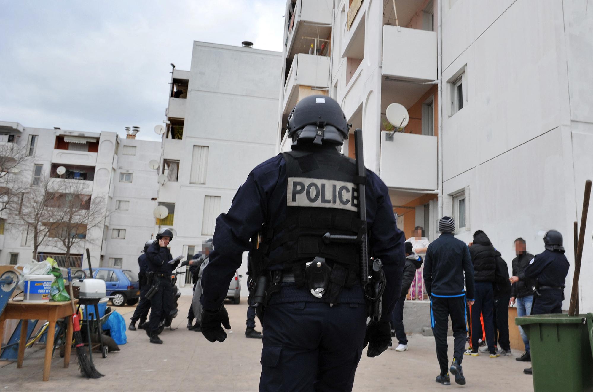 La police lors d'une saisie de drogue à Bassens (Marseille) le 12 janvier 2012. [AFP - Julien Gerard]