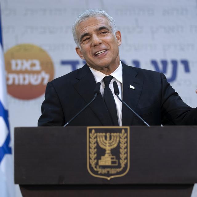 Le chef de l'opposition israélienne Yaïr Lapid a annoncé pouvoir former un gouvernement. [Keystone/AP Photo - Oded Balilty]