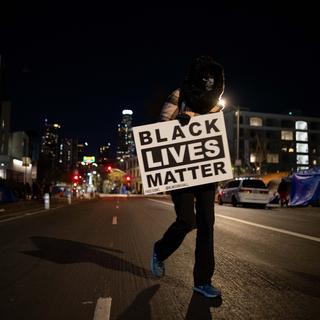 Un manifestant de Black Lives Matter à Los Angeles. [EPA/Keystone - Christian Monterrosa]