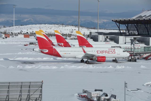 A Madrid, l'armée a dû être déployée pour déneiger les pistes de l'aéroport qui restait fermé au moins jusqu'à dimanche après-midi. [KEYSTONE - KIKO HUESCA]